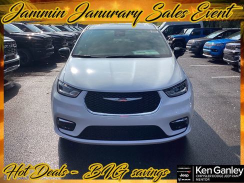 New 2026 Chrysler Pacifica Select image 2