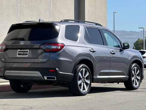Used 2023 Honda Pilot Touring image 4