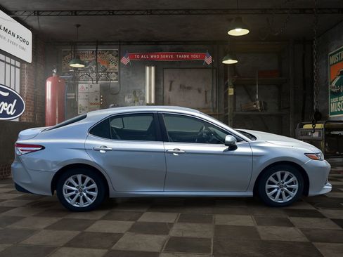Used 2018 Toyota Camry LE FWD image 7