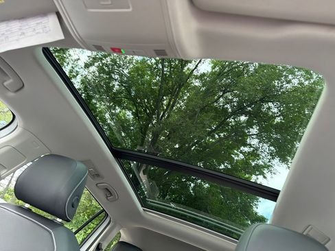 Used 2023 Volkswagen Tiguan SE w/ Panoramic Sunroof Package FWD image 24