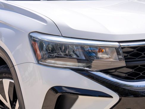 Certified 2023 Volkswagen Taos SE FWD image 2
