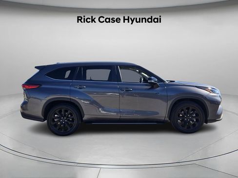 Used 2023 Toyota Highlander XLE image 3