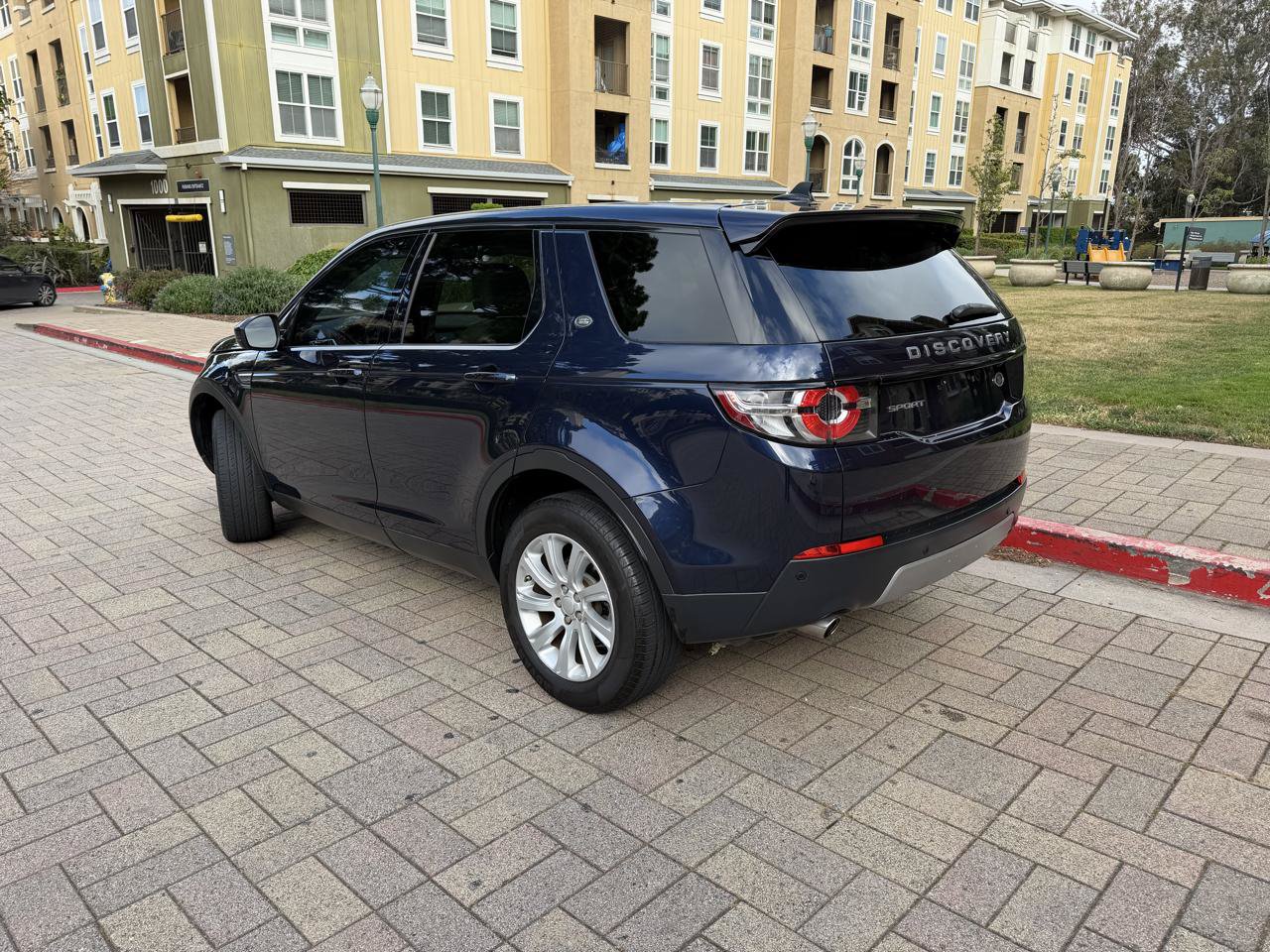 Used 2016 Land Rover Discovery Sport SE AWD/4WD image 5