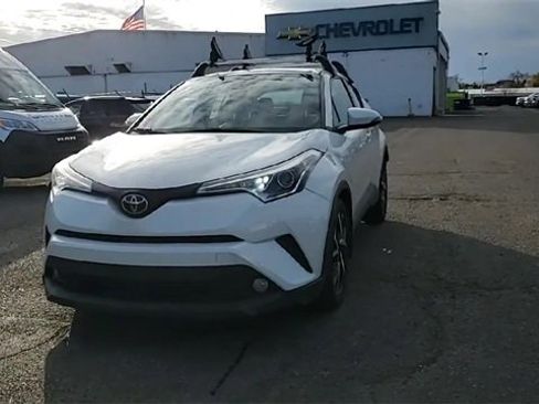 Used 2018 Toyota C-HR XLE image 3
