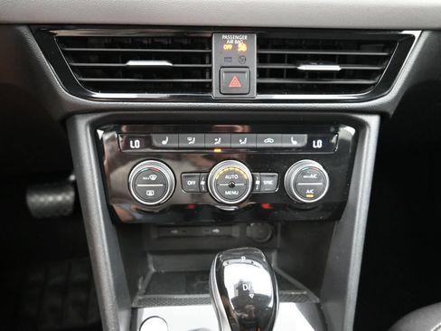 Used 2024 Volkswagen Taos SE FWD image 17