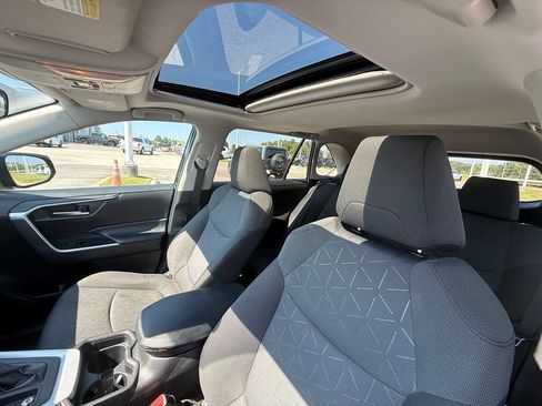 Used 2021 Toyota RAV4 XLE w/ Convenience Package FWD image 19