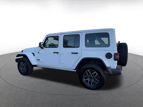 Used 2025 Jeep Wrangler Unlimited Sahara AWD/4WD image 10