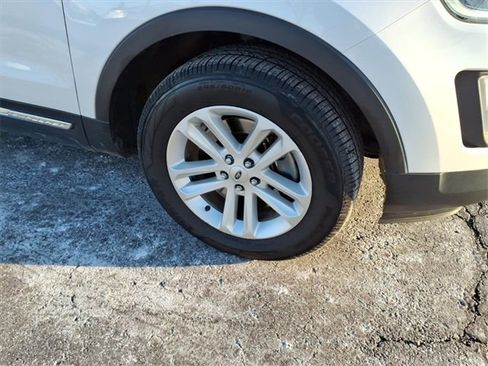 Used 2016 Ford Explorer XLT w/ Equipment Group 202A image 4