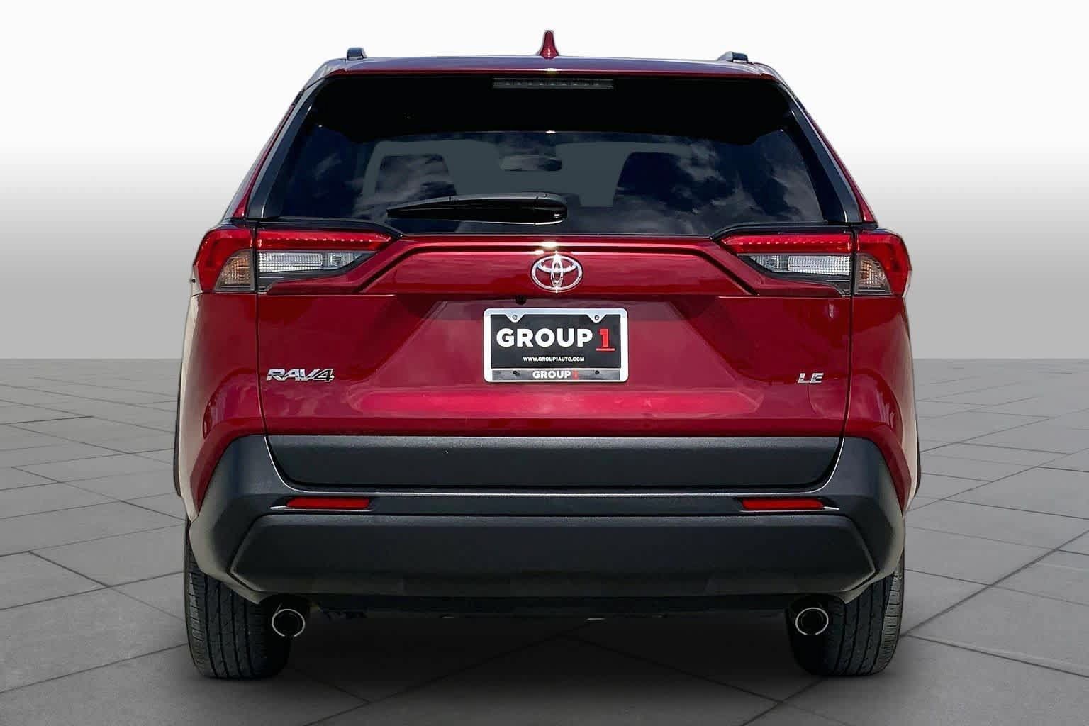 Used 2021 Toyota RAV4 LE FWD image 5