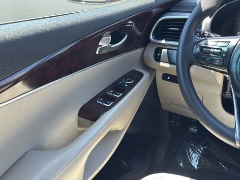Used 2017 Kia Sorento FWD image 17