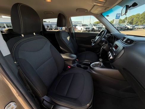 Used 2014 Kia Soul + FWD image 13