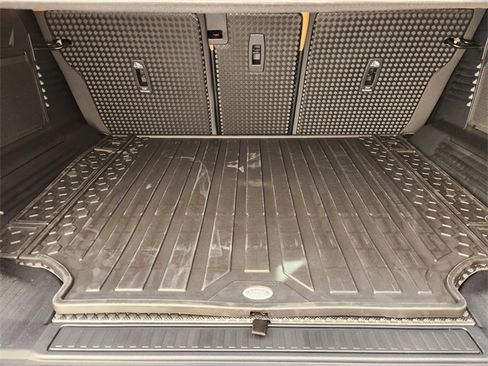 New 2026 Land Rover Defender 110 X-Dynamic SE image 22