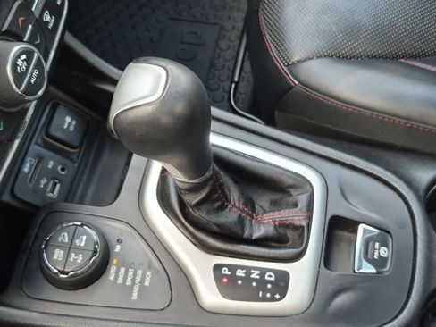 Used 2017 Jeep Cherokee Trailhawk AWD/4WD image 33