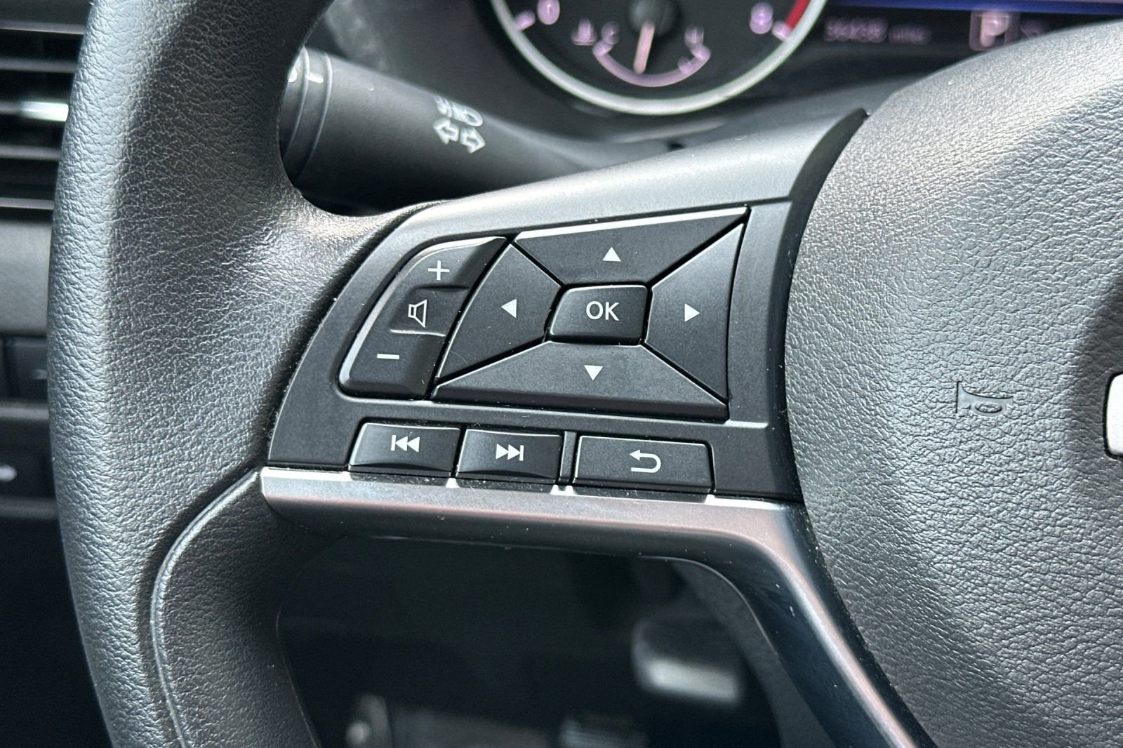 Used 2025 Nissan Sentra SV FWD image 25