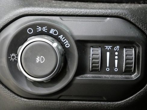 Used 2018 Jeep Wrangler Unlimited Sahara image 15