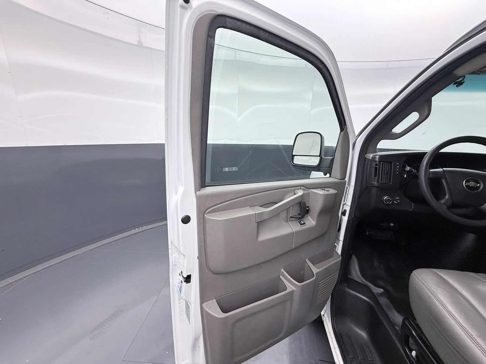Used 2018 Chevrolet Express 3500 RWD image 20