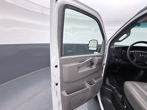 Used 2018 Chevrolet Express 3500 RWD image 20