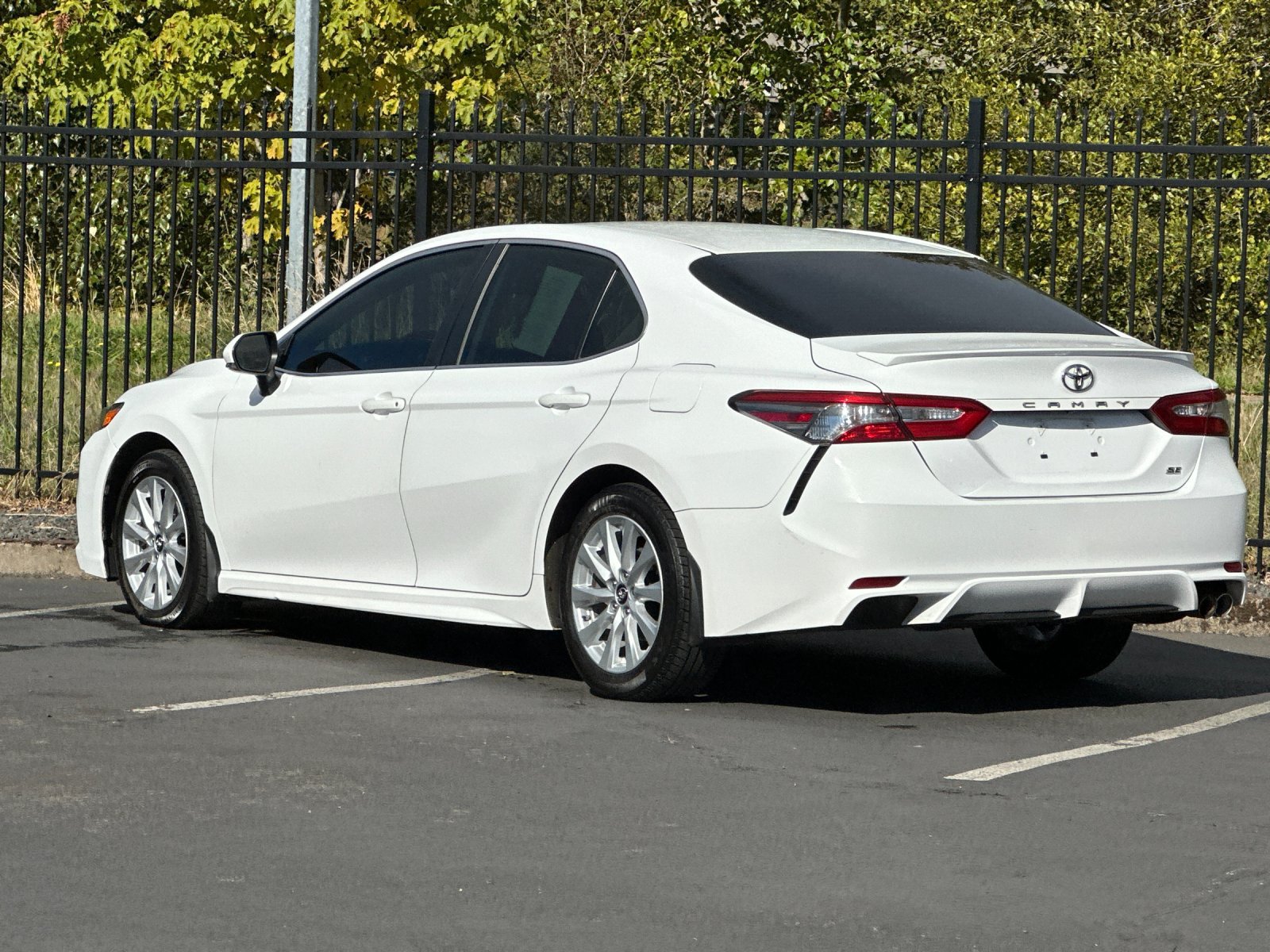 Used 2019 Toyota Camry SE FWD image 6