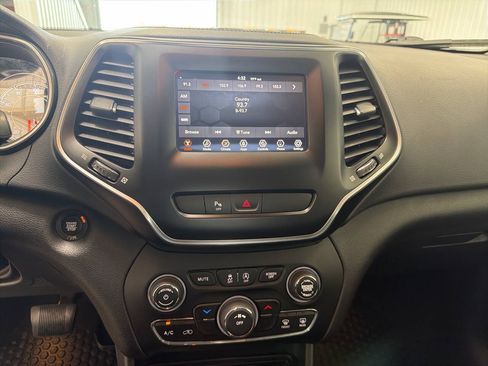 Used 2020 Jeep Cherokee Latitude Plus w/ Cold Weather Group AWD/4WD image 10
