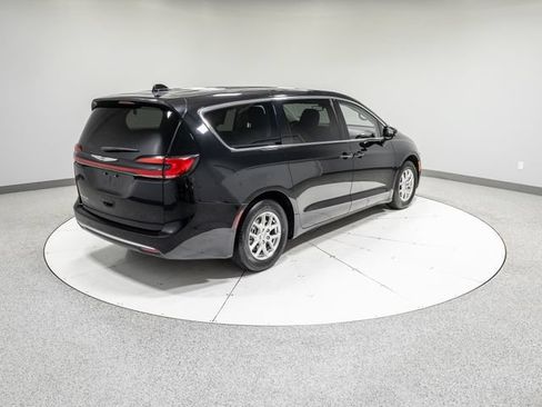Used 2024 Chrysler Pacifica Touring-L FWD image 33