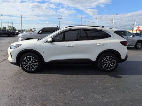 Used 2025 Ford Escape SE FWD image 2