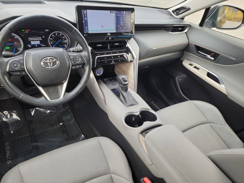 Used 2021 Toyota Venza LE image 19