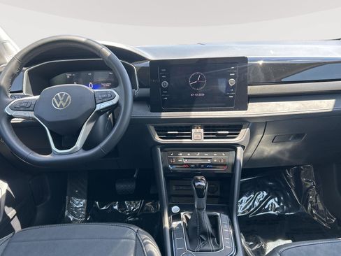 Certified 2025 Volkswagen Taos SE AWD/4WD image 13