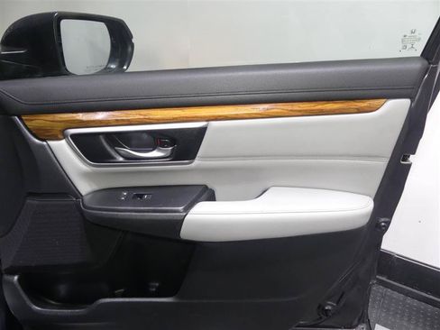Used 2018 Honda CR-V Touring image 18
