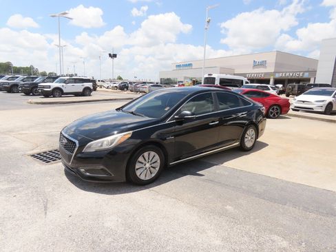 Used 2016 Hyundai Sonata SE FWD image 2