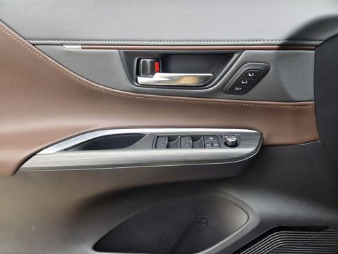 Used 2023 Toyota Venza XLE image 15