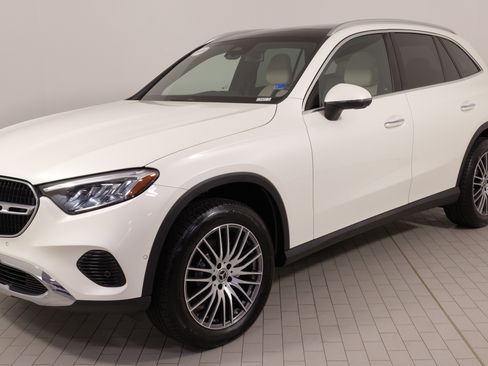 Used 2023 Mercedes-Benz GLC 300 4MATIC image 2