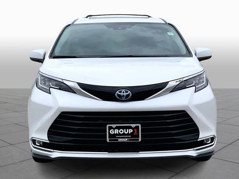 Used 2023 Toyota Sienna XLE image 3