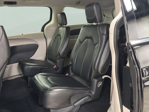 Used 2024 Chrysler Pacifica Touring-L FWD image 35