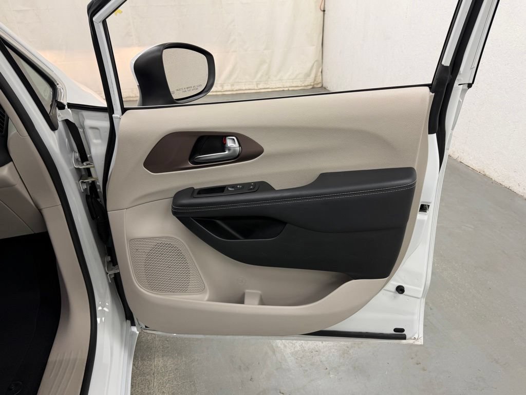 Used 2023 Chrysler Voyager LX FWD image 10