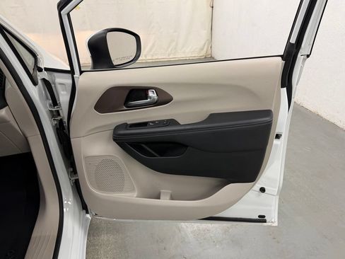 Used 2023 Chrysler Voyager LX FWD image 10