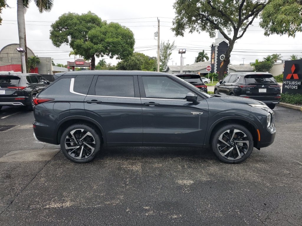 Used 2025 Mitsubishi Outlander SE AWD/4WD image 7