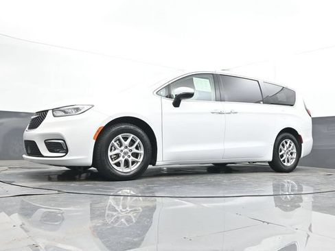 Used 2023 Chrysler Pacifica Touring-L FWD image 50