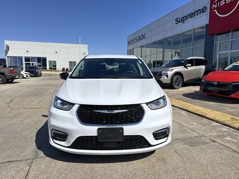 Used 2024 Chrysler Pacifica Touring-L image 2