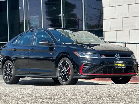 Used 2025 Volkswagen Jetta GLI Autobahn FWD image 2