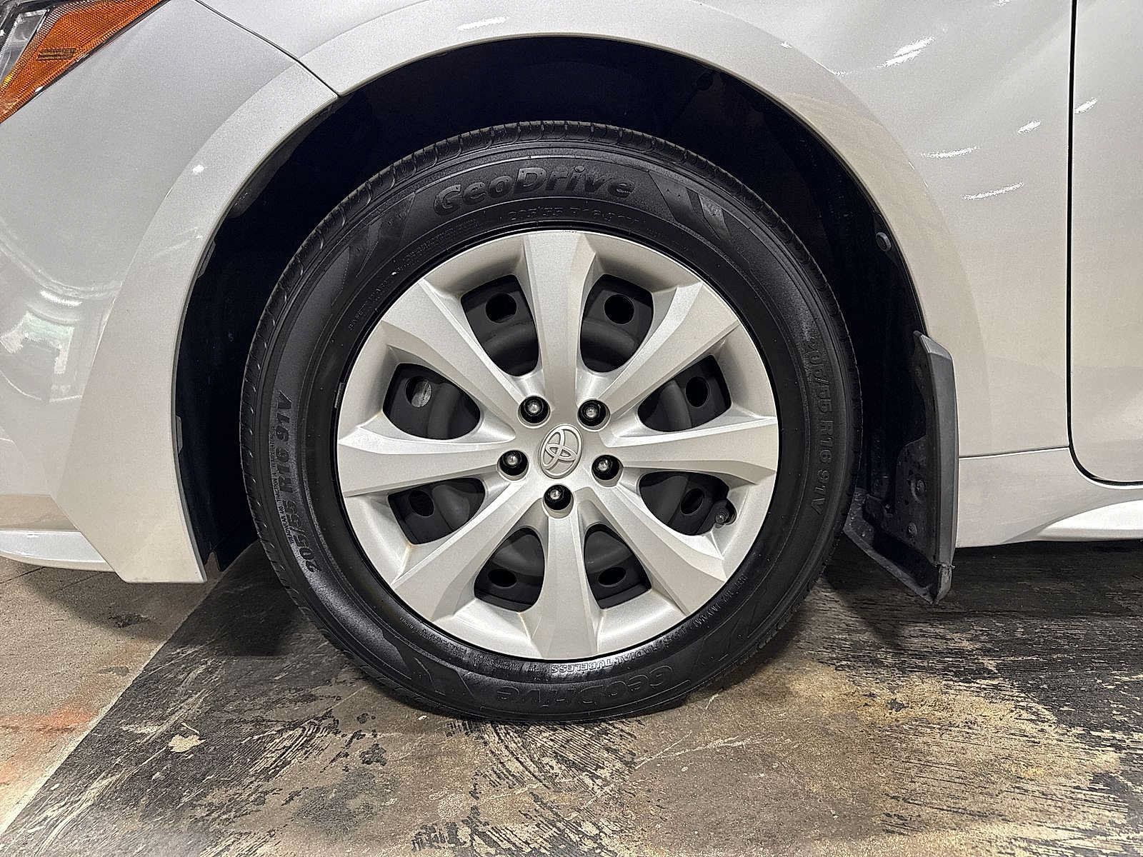 Used 2021 Toyota Corolla LE w/ Carpet Mat Package (TMS) FWD image 10