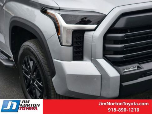 Used 2022 Toyota Tundra SR5 w/ SR5 Convenience Package AWD/4WD image 10