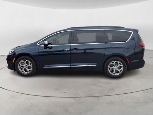 Used 2022 Chrysler Pacifica Limited w/ Uconnect Theater Family Group image 6