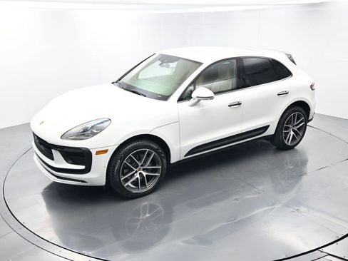 Certified 2024 Porsche Macan image 32
