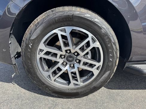 Used 2025 Ford Expedition Active image 7