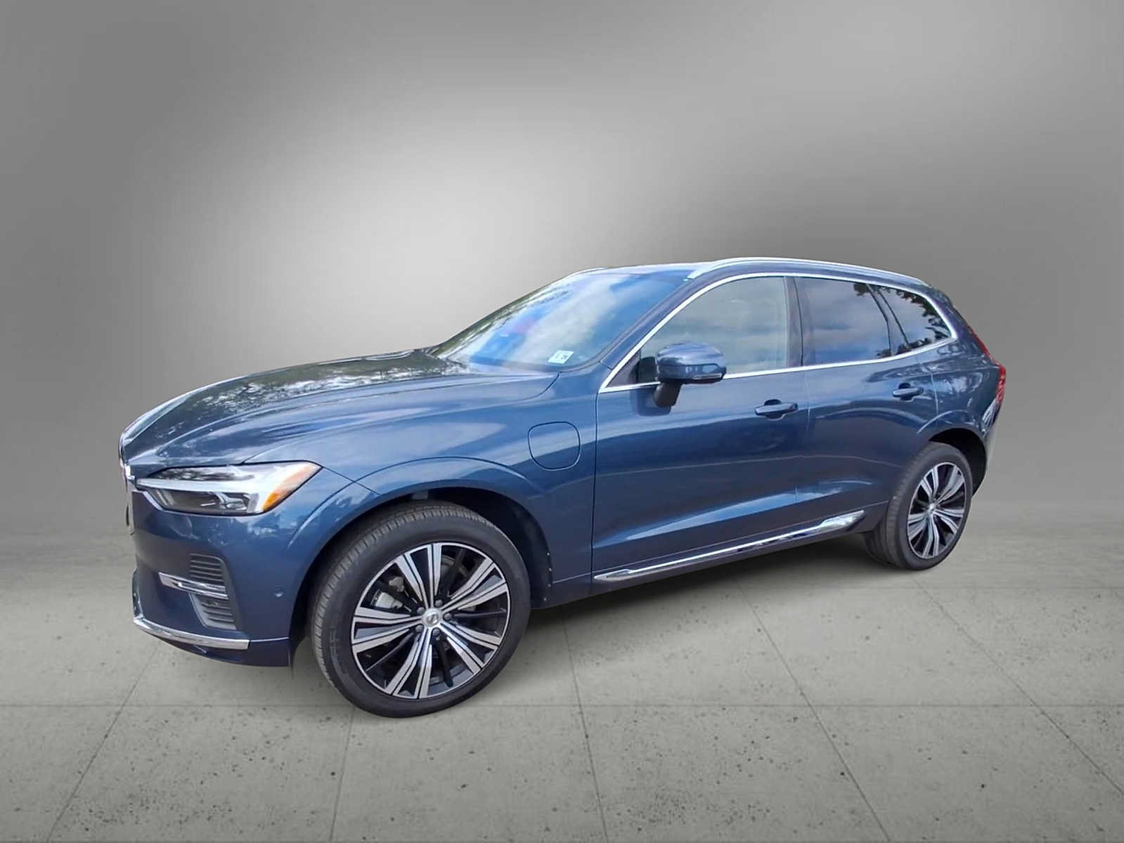 Used 2023 Volvo XC60 T8 Ultimate w/ Climate Package AWD/4WD image 4