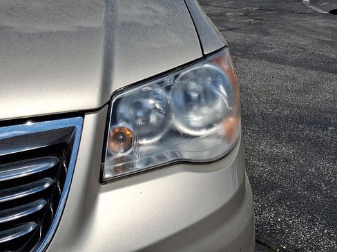 Used 2014 Chrysler Town & Country Touring image 9