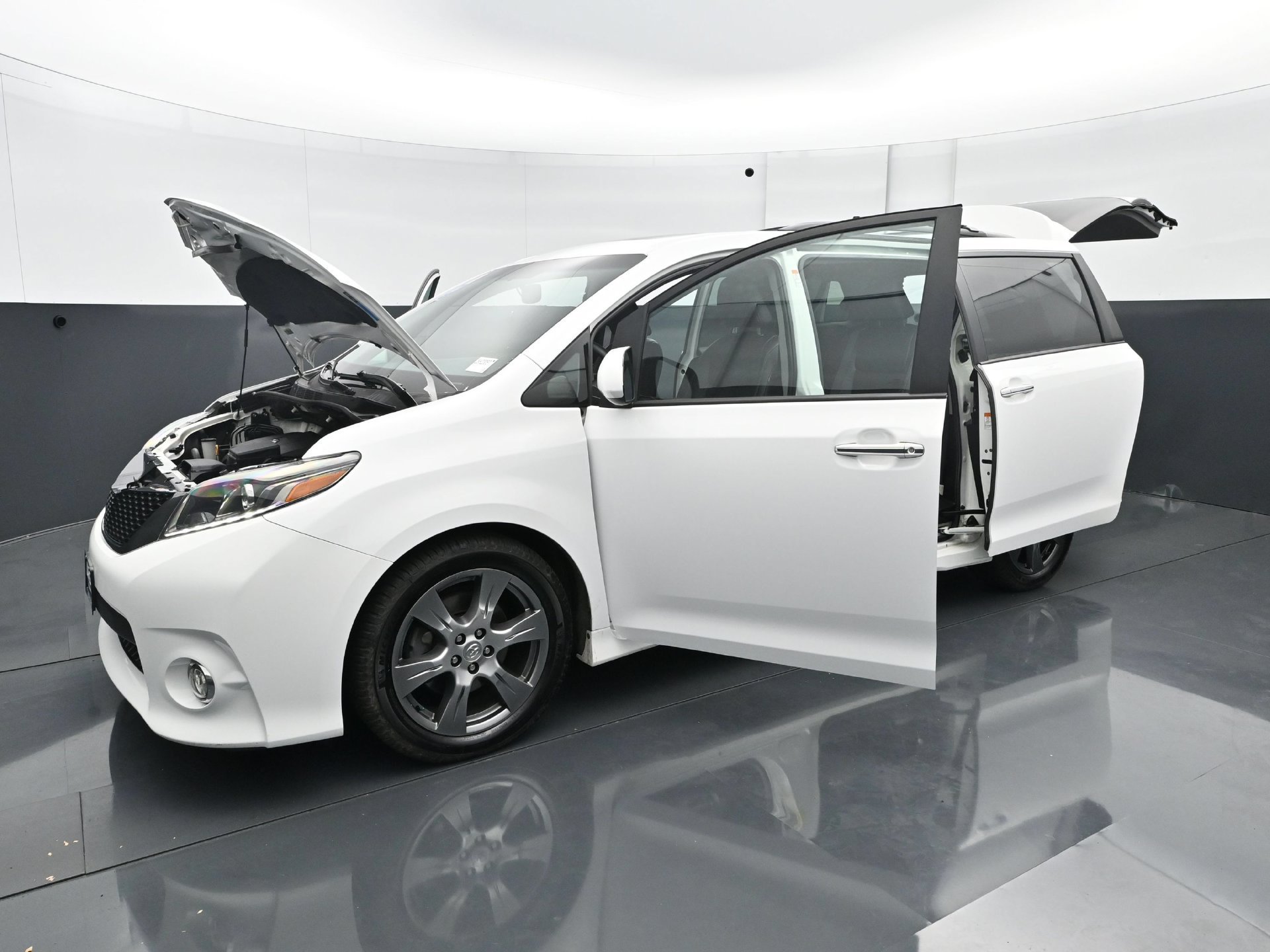 Used 2017 Toyota Sienna SE w/ SE Preferred Package FWD image 32
