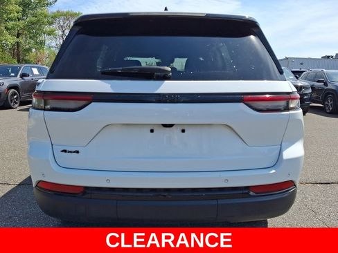 Used 2025 Jeep Grand Cherokee Altitude AWD/4WD image 5