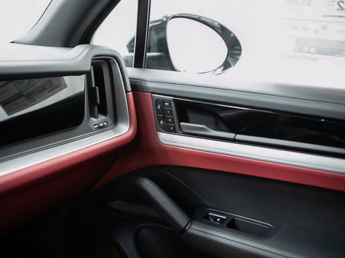 Certified 2025 Porsche Cayenne E-Hybrid AWD/4WD image 30