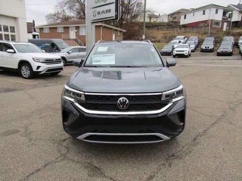 New 2024 Volkswagen Taos SE image 3